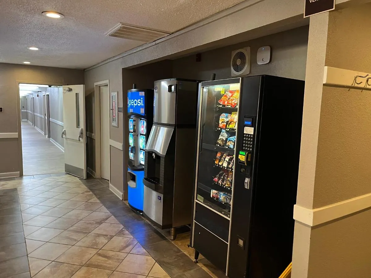 Red Roof Inn & Suites Newport News 3*,